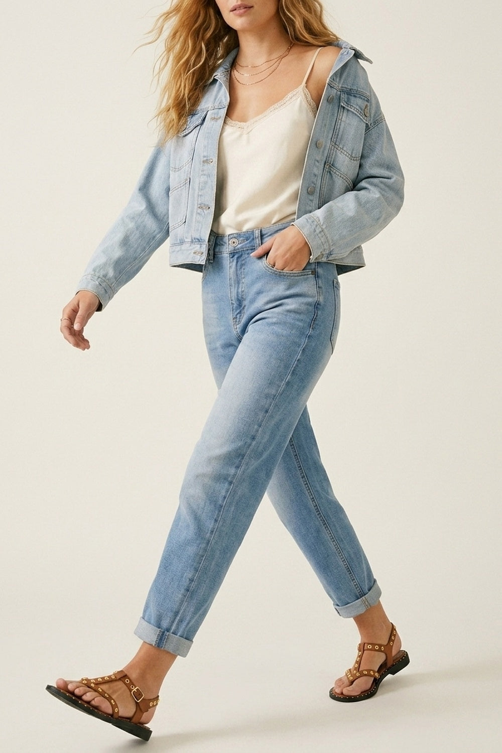 Jean mom style en denim bleu clair à coupe ajustée longueur cheville