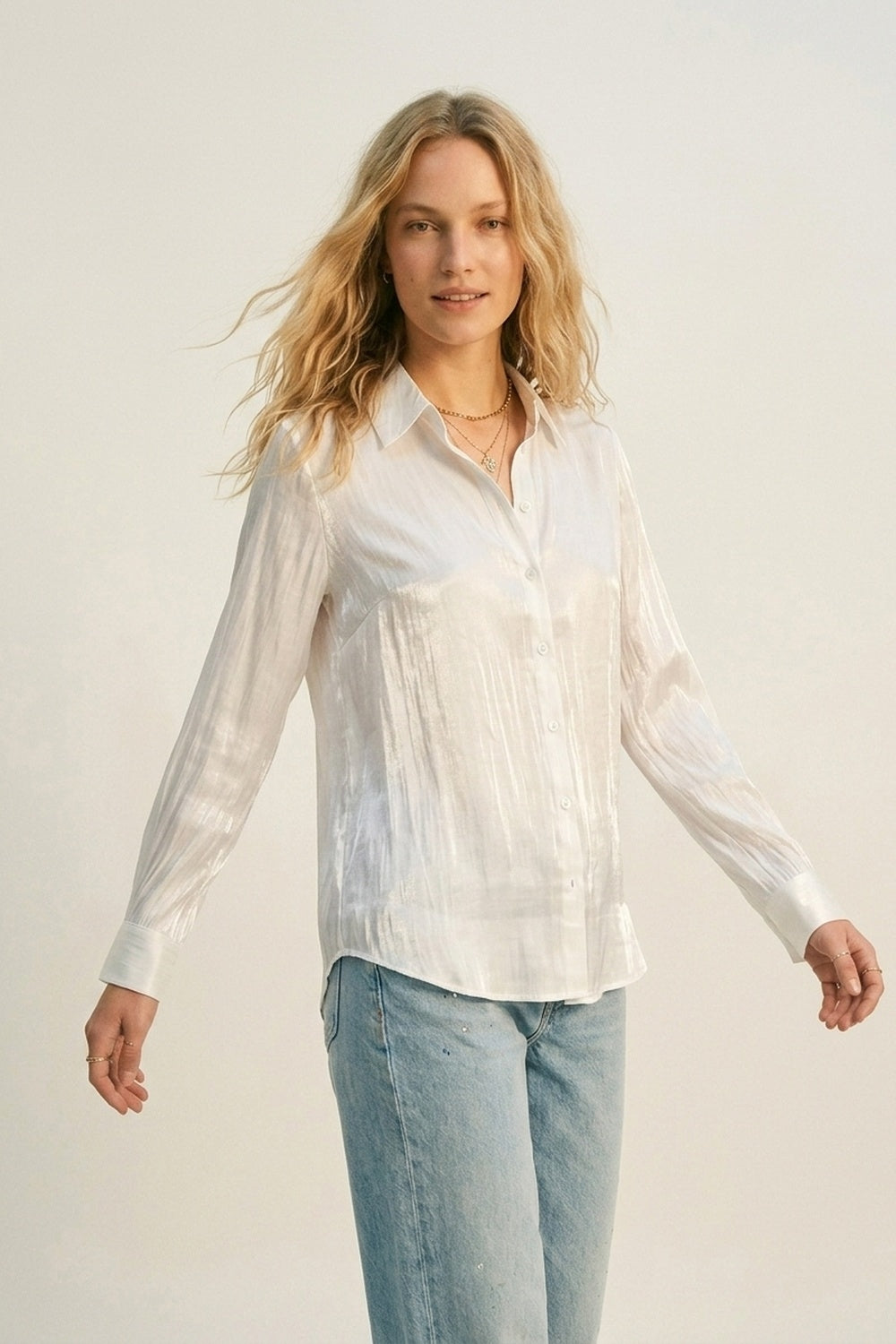 Chemise en satin blanc brillant à boutons