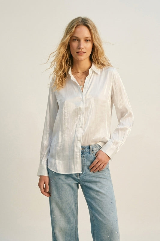 Chemise en satin blanc brillant à boutons
