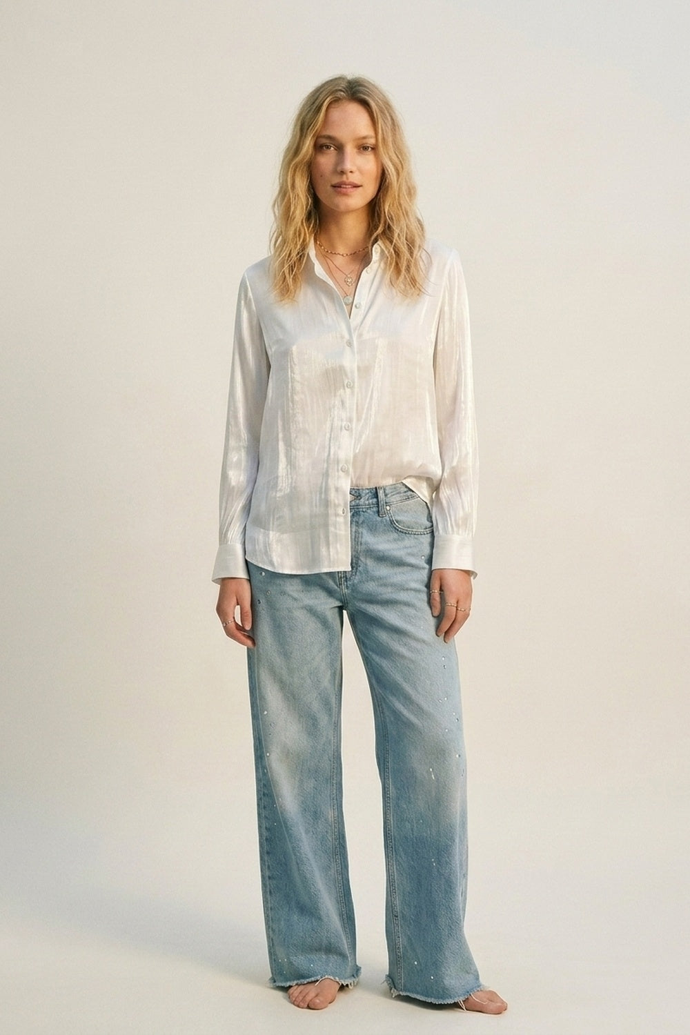 Chemise en satin blanc brillant à boutons