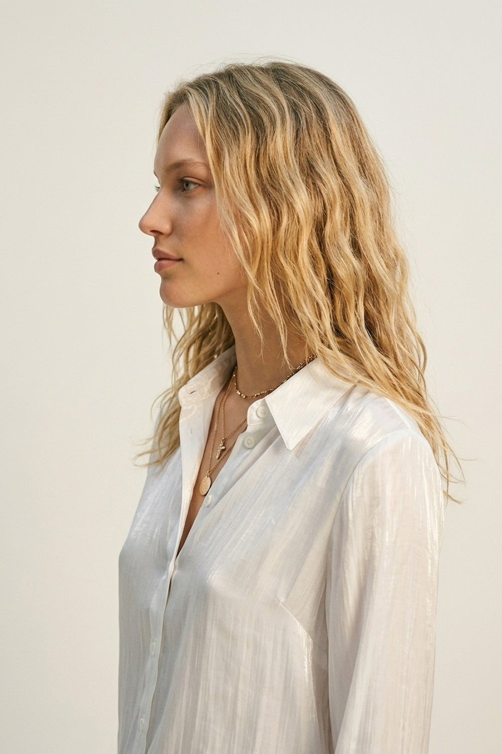 Chemise en satin blanc brillant à boutons