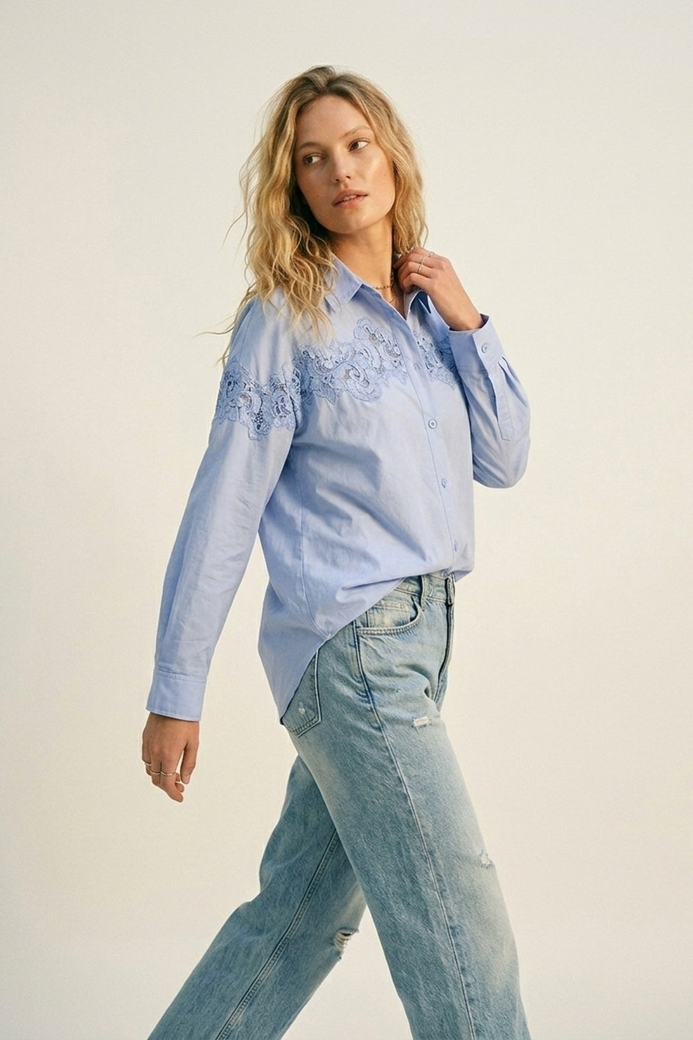 Chemise boutonnée bleu clair avec détails en dentelle