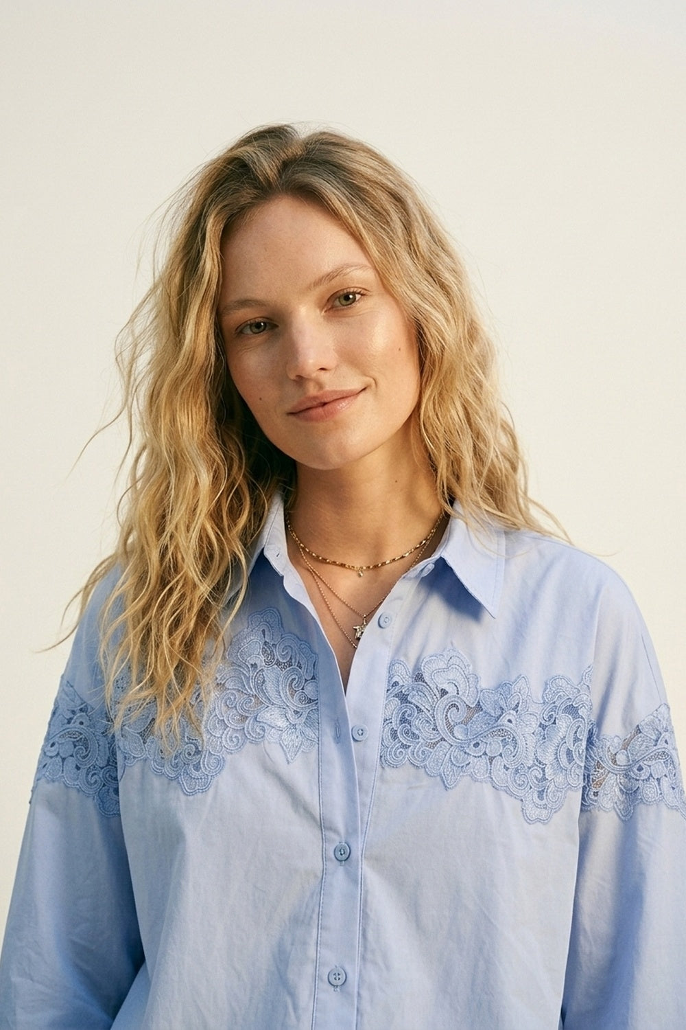 Chemise boutonnée bleu clair avec détails en dentelle