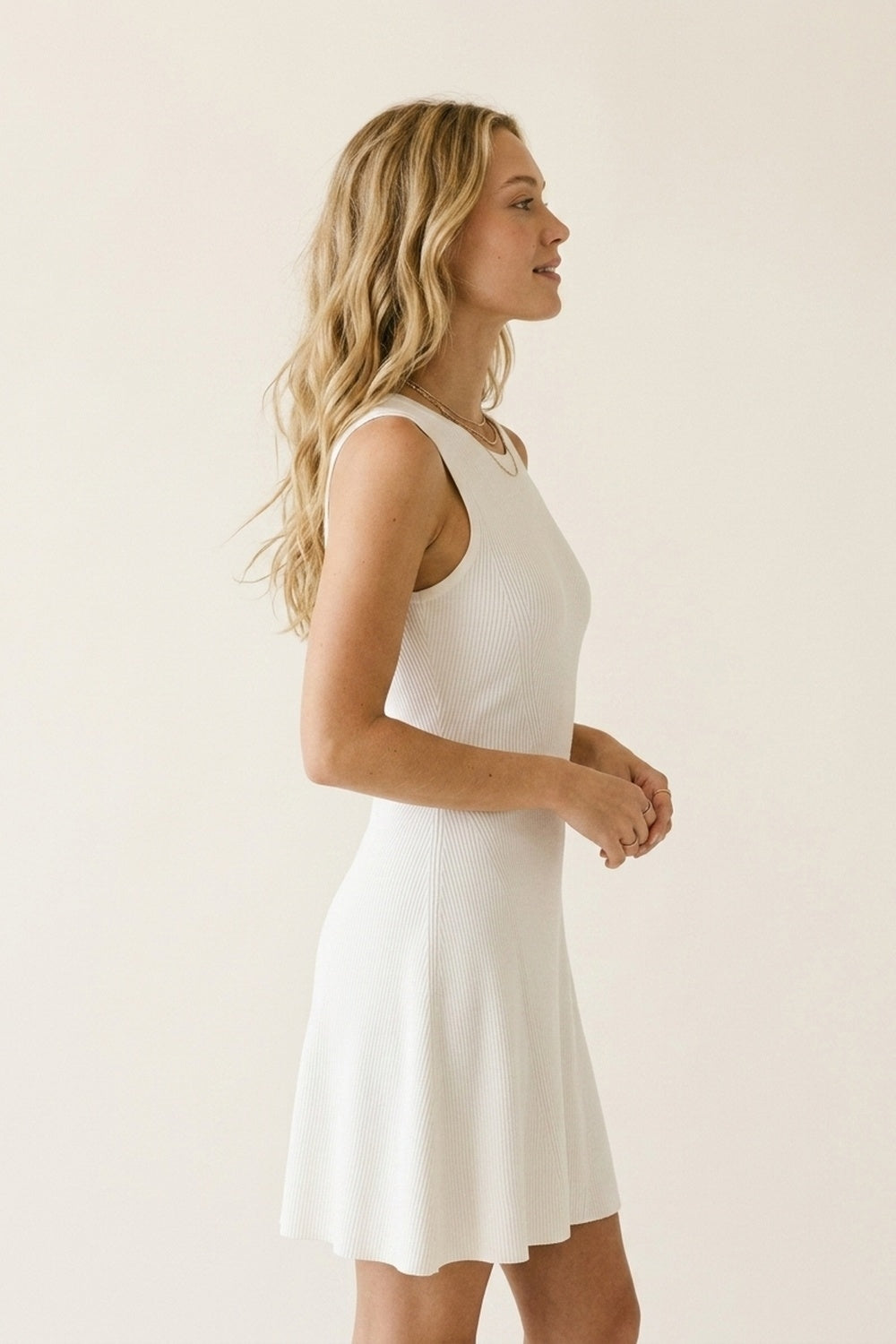 Robe blanche sans manches en maille côtelée cintrée et évasée