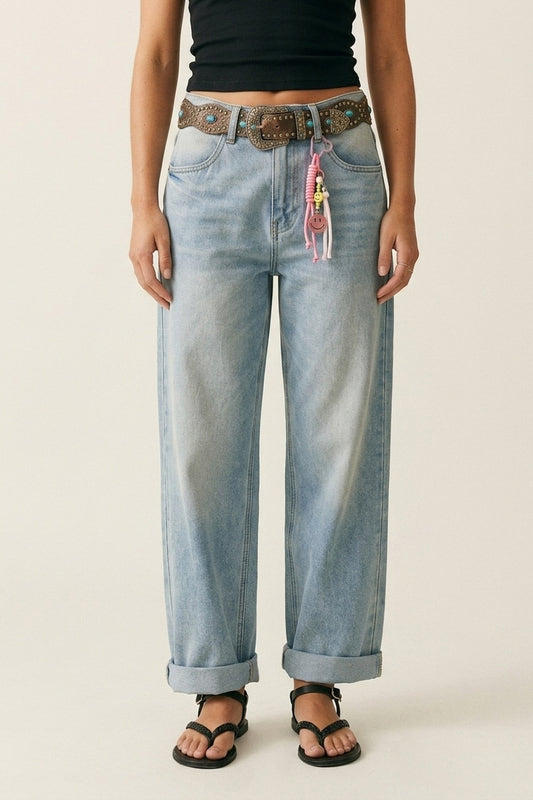 Jean en denim bleu clair à jambes larges style mom avec détail de charme