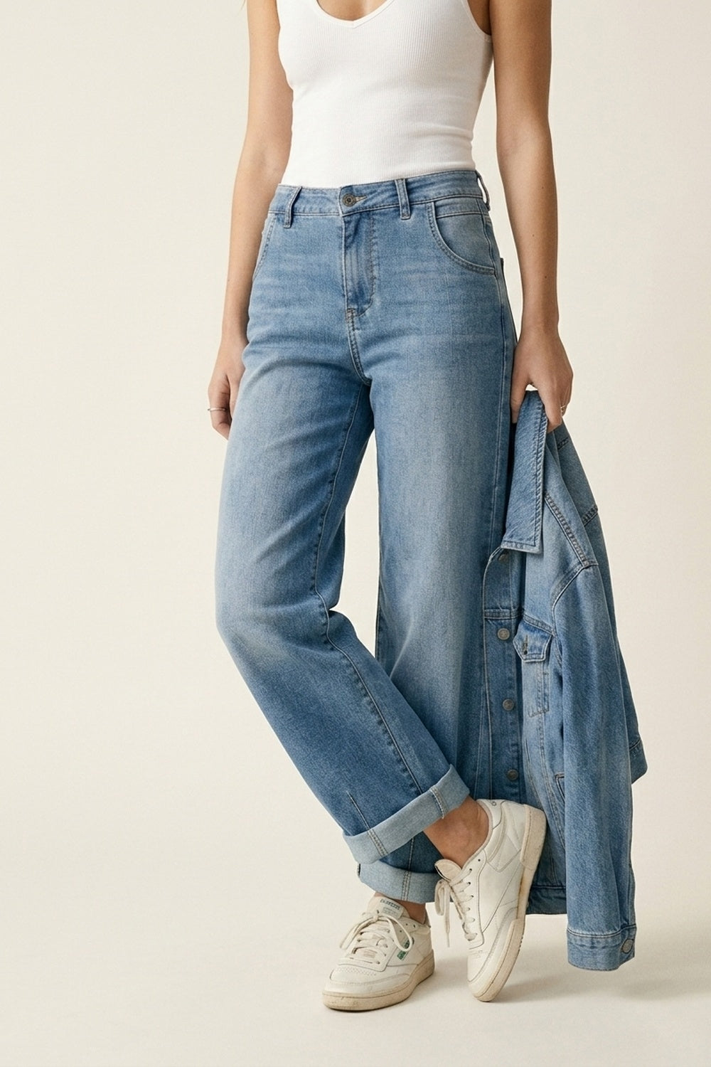 Jean à jambes courbées avec couture d'ourlet plié