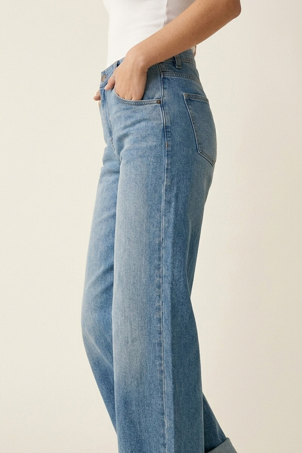 Jean à jambes courbées avec couture d'ourlet plié