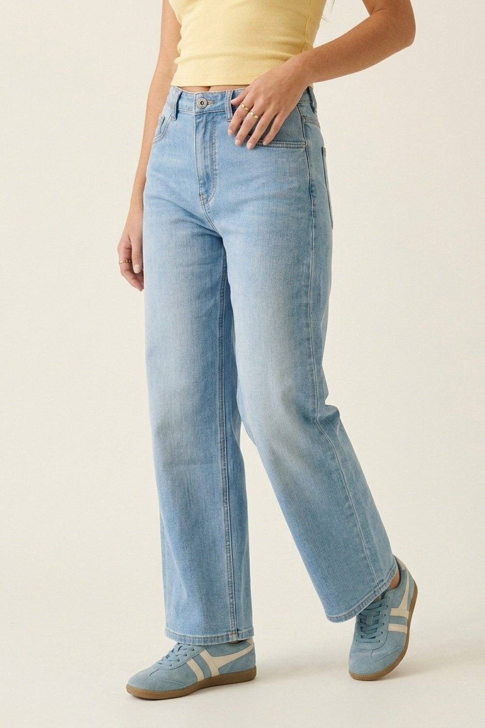 Jeans en denim à jambe droite mi-haute dans un délavé bleu clair