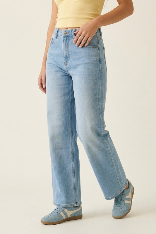 Jeans en denim à jambe droite mi-haute dans un délavé bleu clair