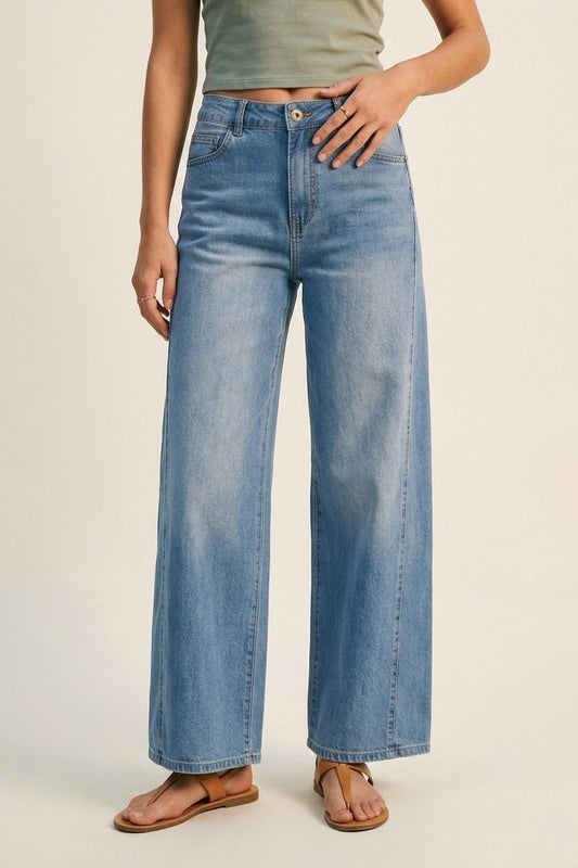 Jeans larges en denim bleu clair avec coutures latérales