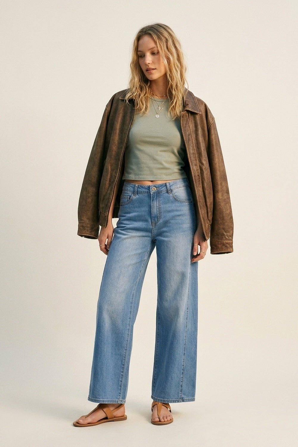 Jeans larges en denim bleu clair avec coutures latérales