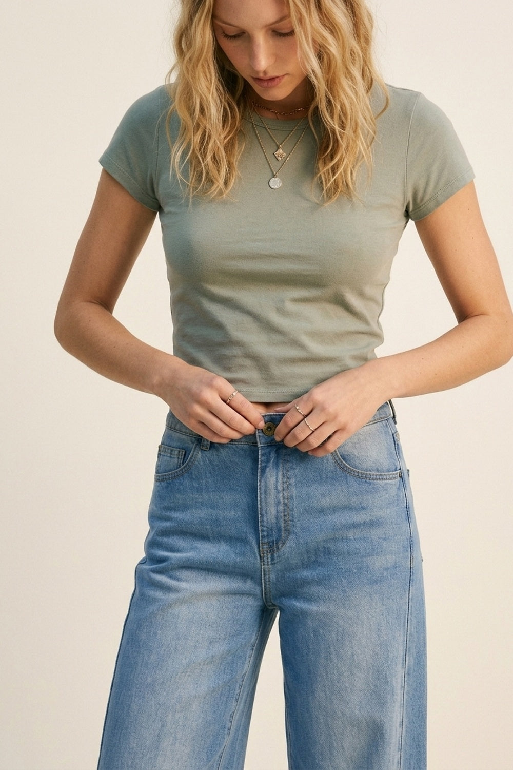 Jeans larges en denim bleu clair avec coutures latérales