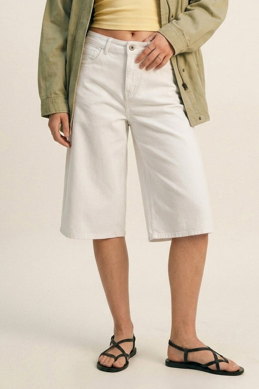 Bermuda en jean blanc à jambes larges et longueur genou