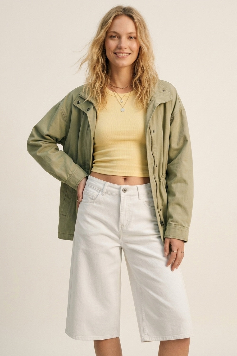 Bermuda en jean blanc à jambes larges et longueur genou