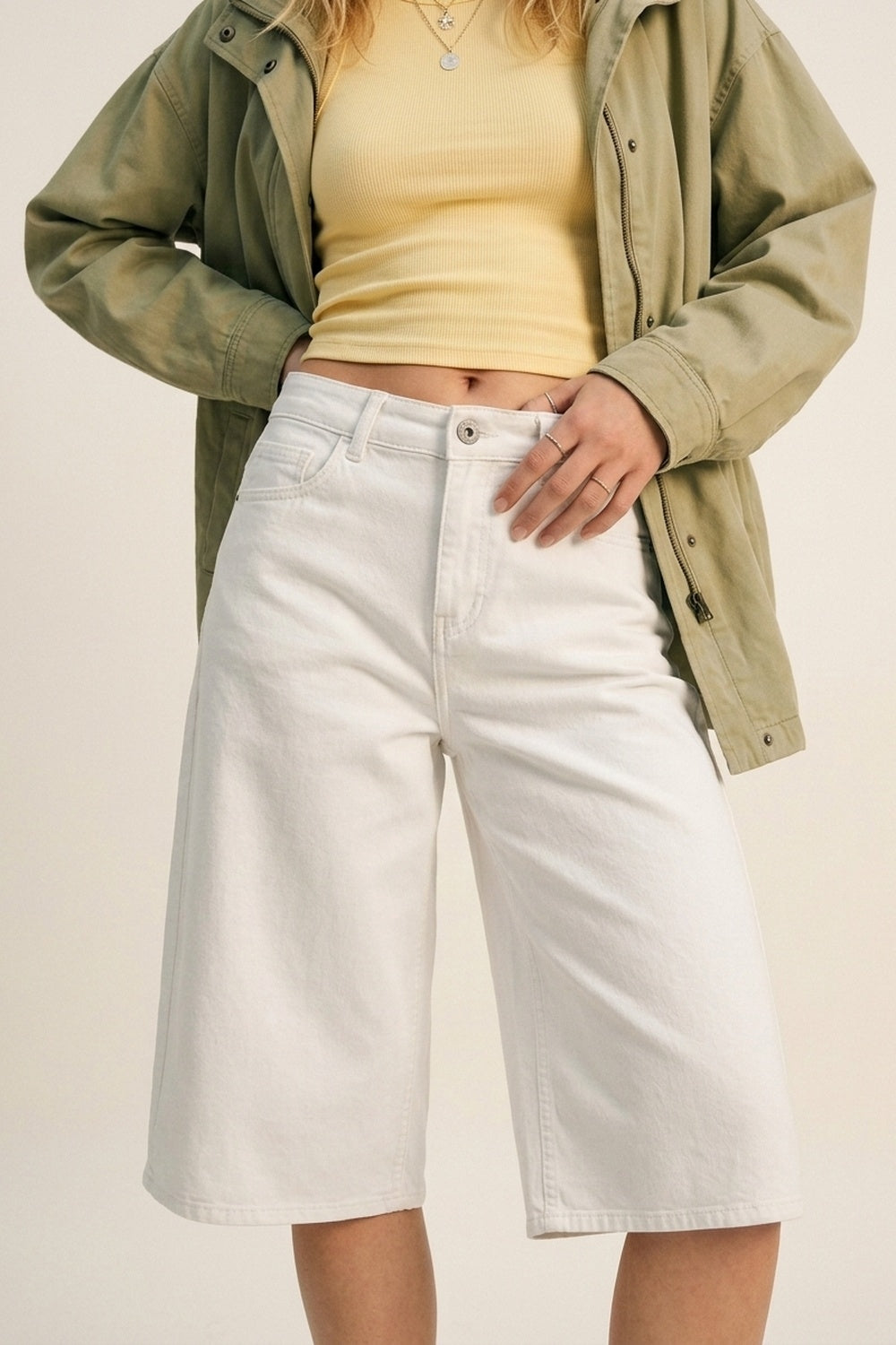 Bermuda en jean blanc à jambes larges et longueur genou