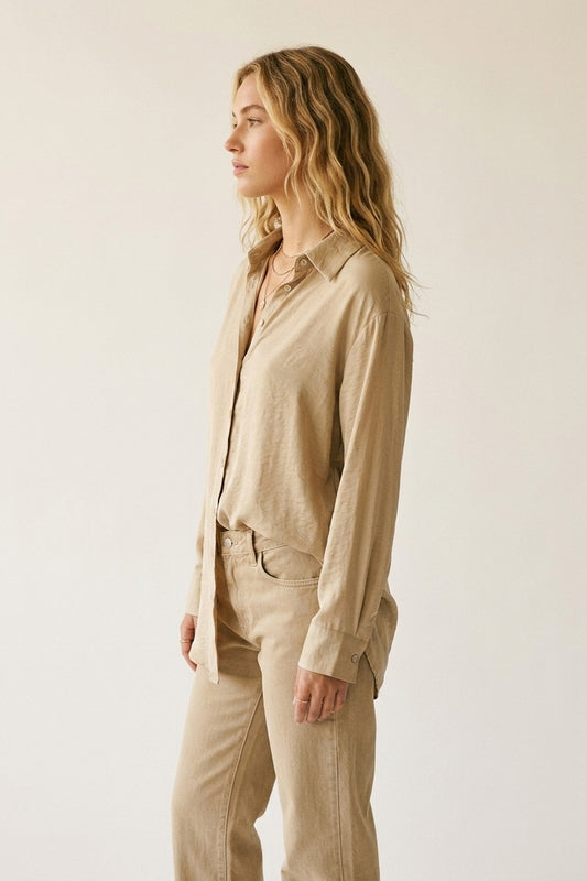 Robe-chemise beige à manches longues avec boutons en satin brillant
