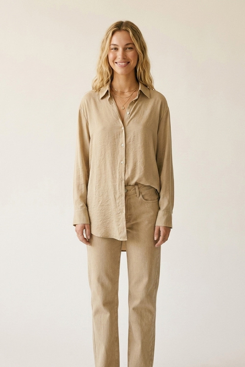Robe-chemise beige à manches longues avec boutons en satin brillant
