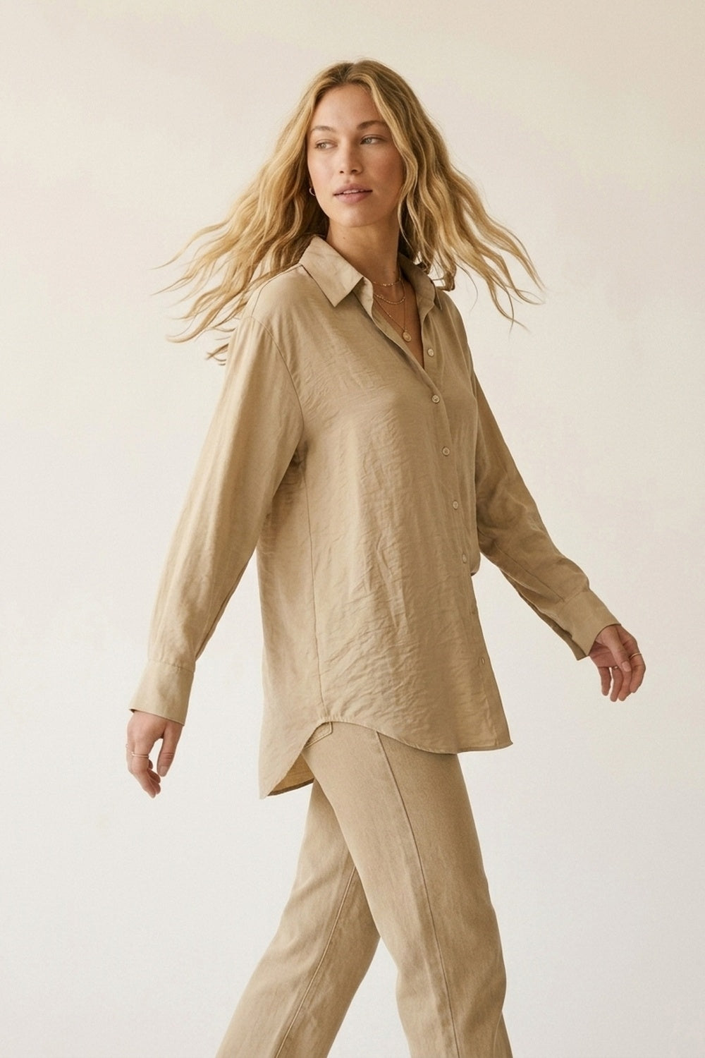 Robe-chemise beige à manches longues avec boutons en satin brillant