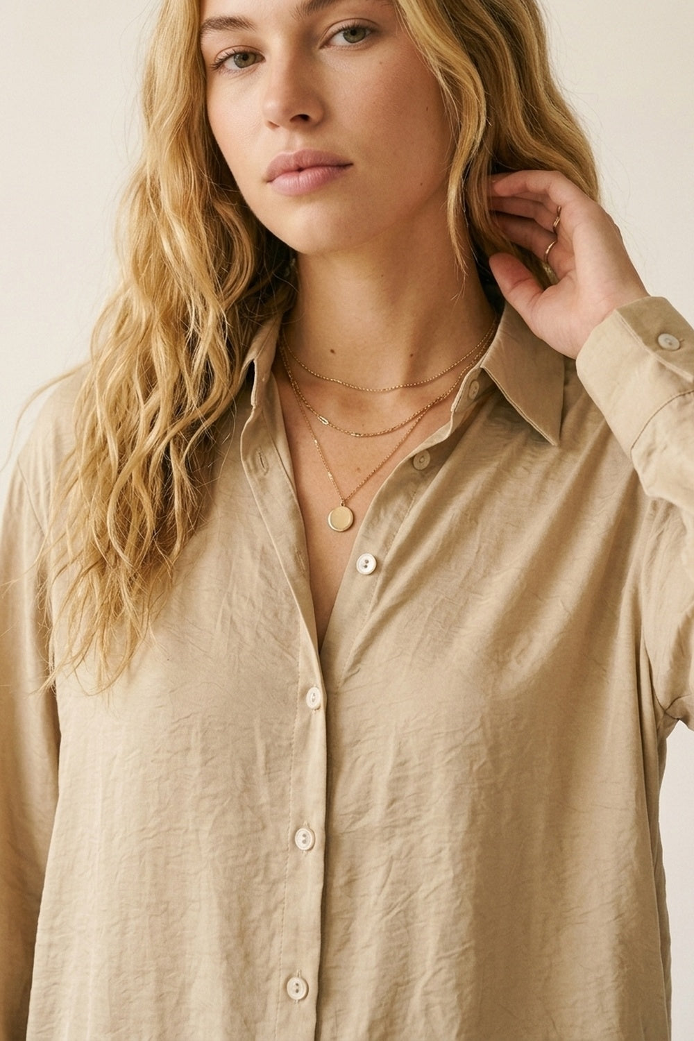 Robe-chemise beige à manches longues avec boutons en satin brillant