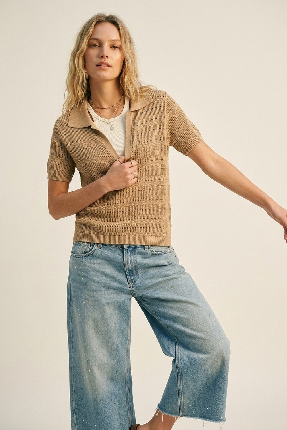Polo en maille texturée camel avec col en V