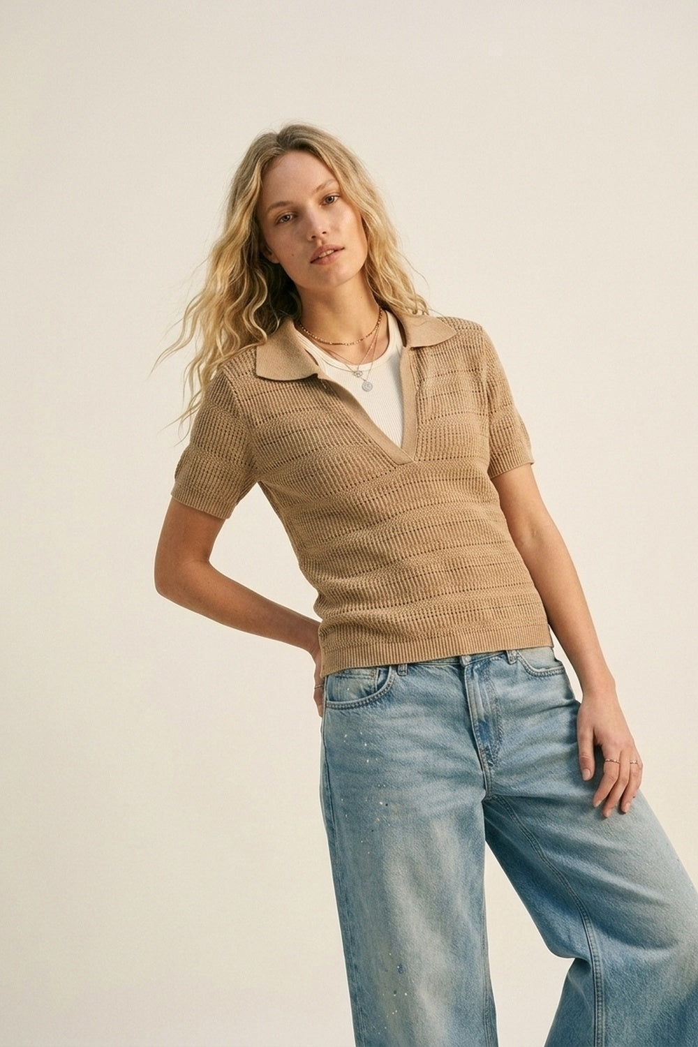 Polo en maille texturée camel avec col en V