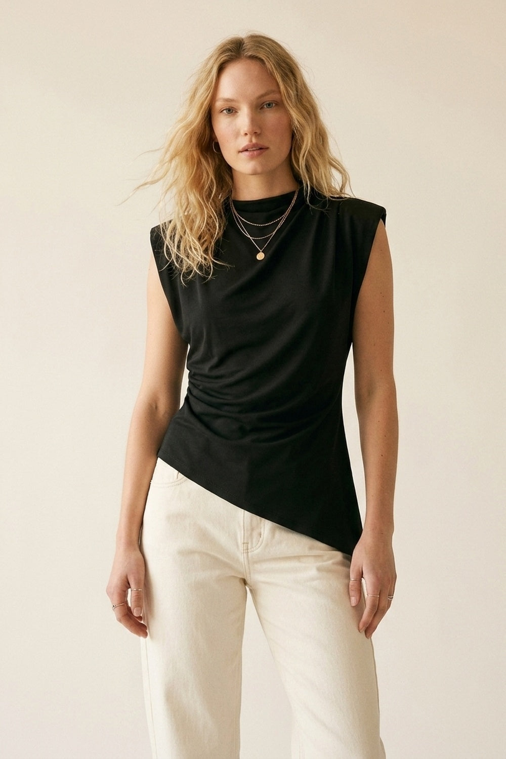 Top sans manches noir léger en tissu tissé avec encolure bénitier et ourlet asymétrique