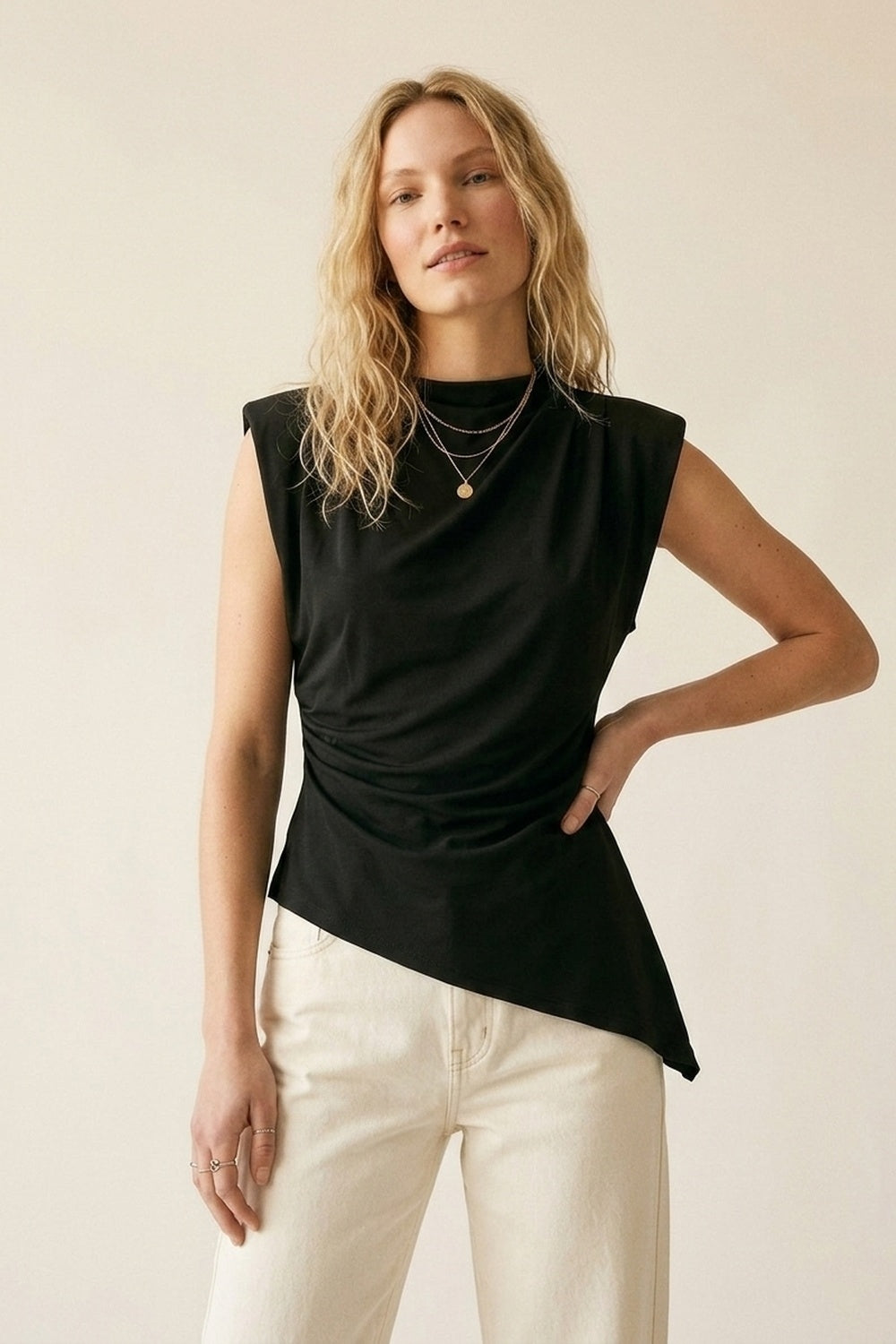 Top sans manches noir léger en tissu tissé avec encolure bénitier et ourlet asymétrique