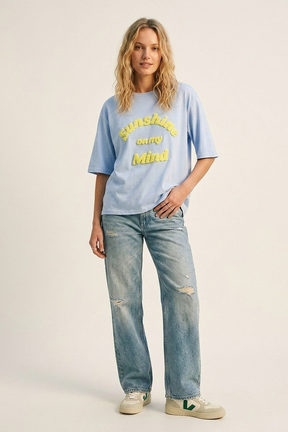 T-shirt bleu clair coupe ample avec lettrage jaune