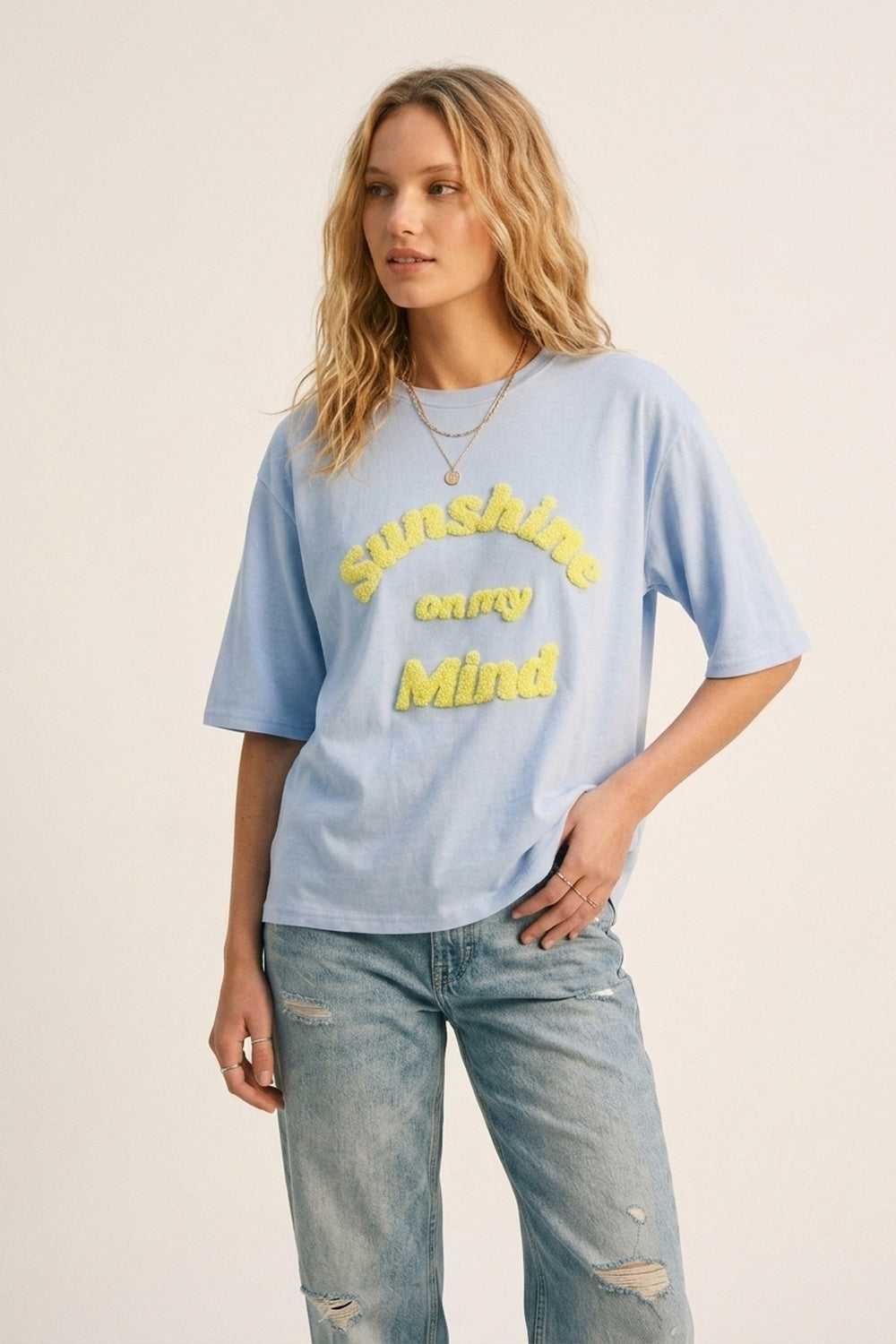 T-shirt bleu clair coupe ample avec lettrage jaune