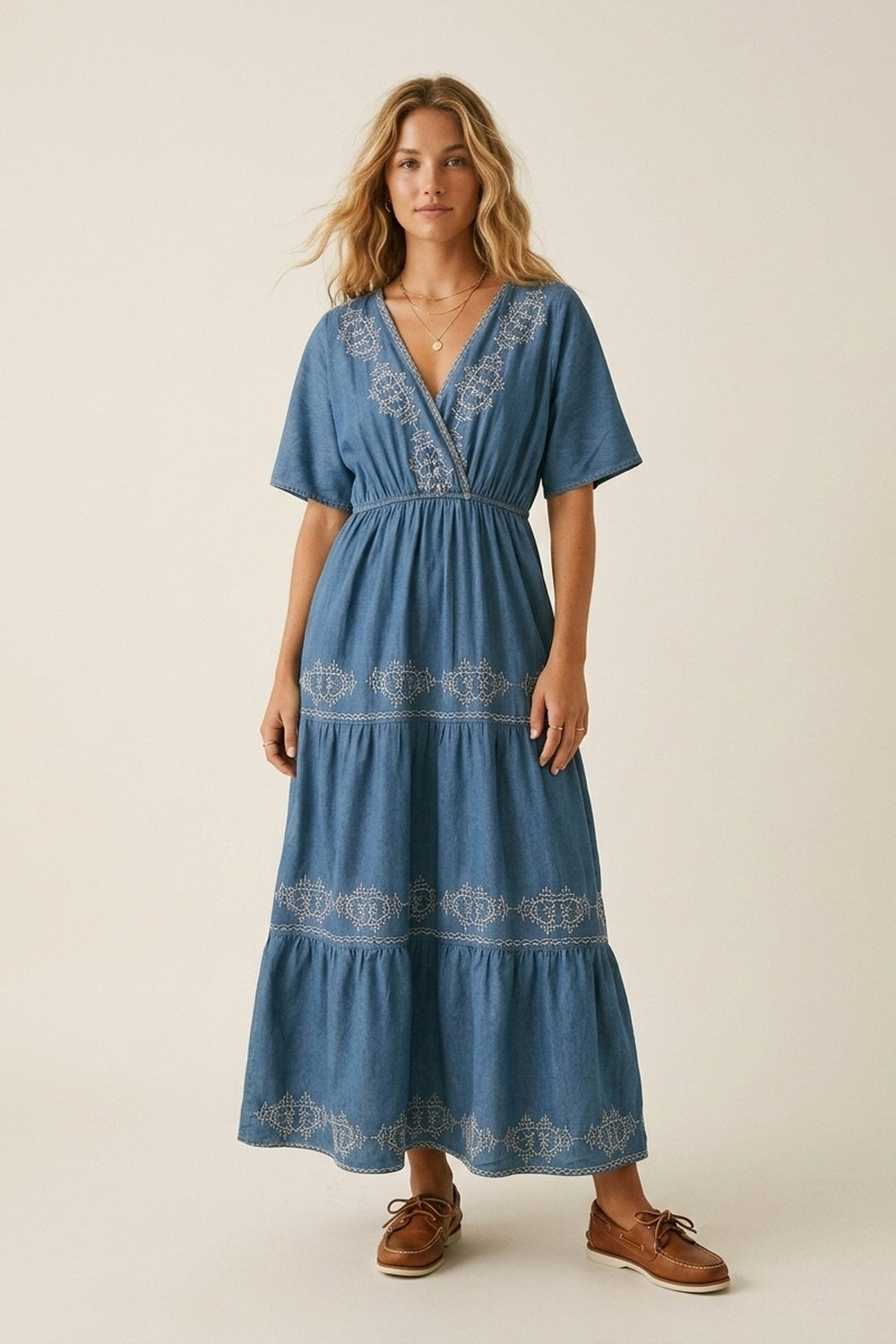 Blue Embroidered Maxi Dress with V-Neckline (Robe longue brodée à encolure en V)