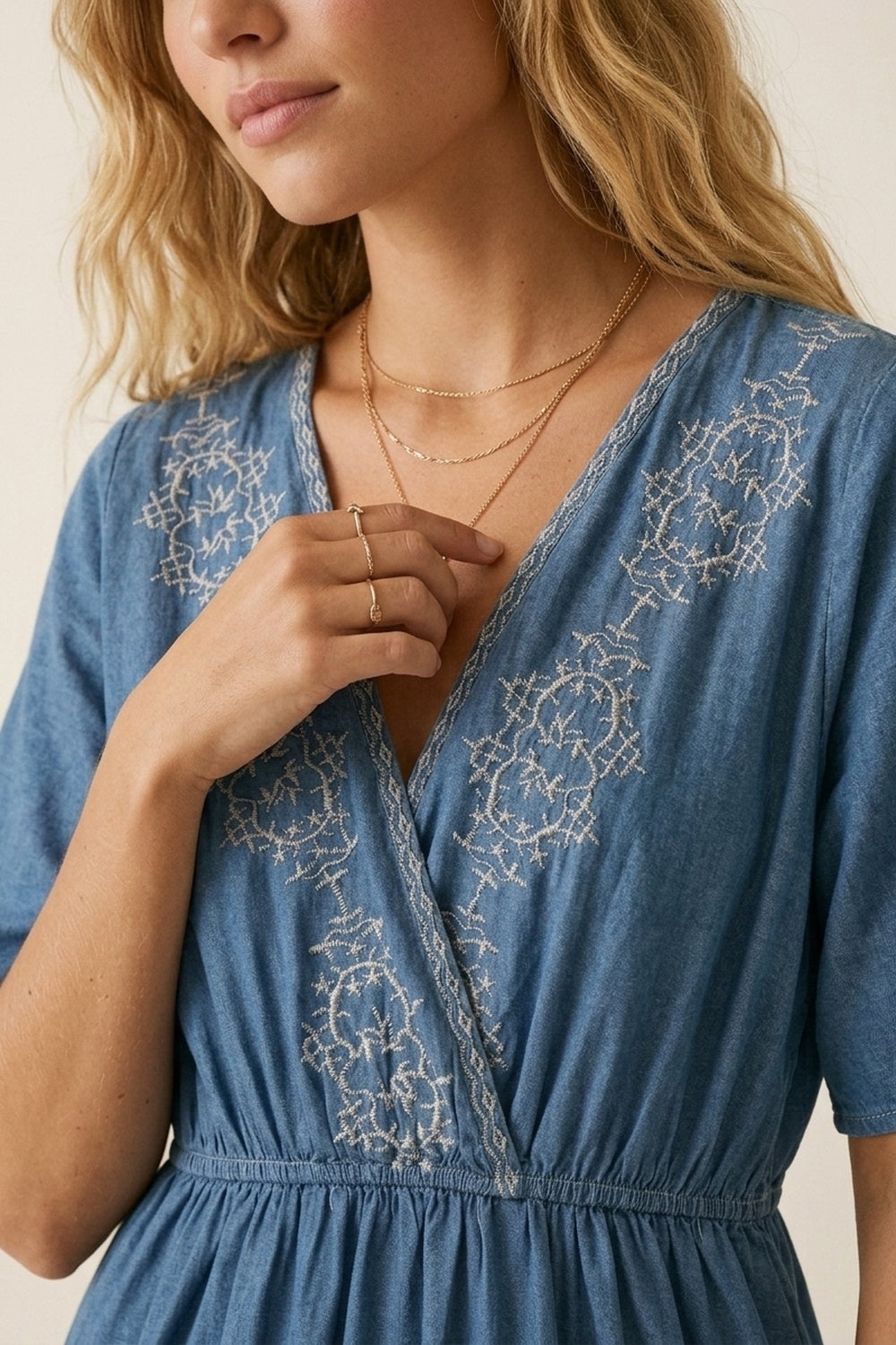 Blue Embroidered Maxi Dress with V-Neckline (Robe longue brodée à encolure en V)