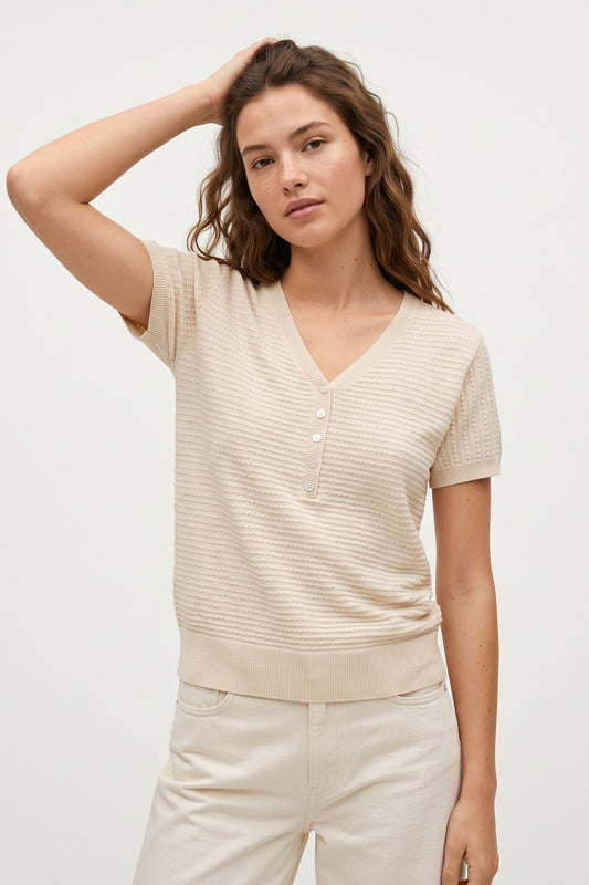 Pull à manches courtes en maille fine texturée avec détails de boutons en beige