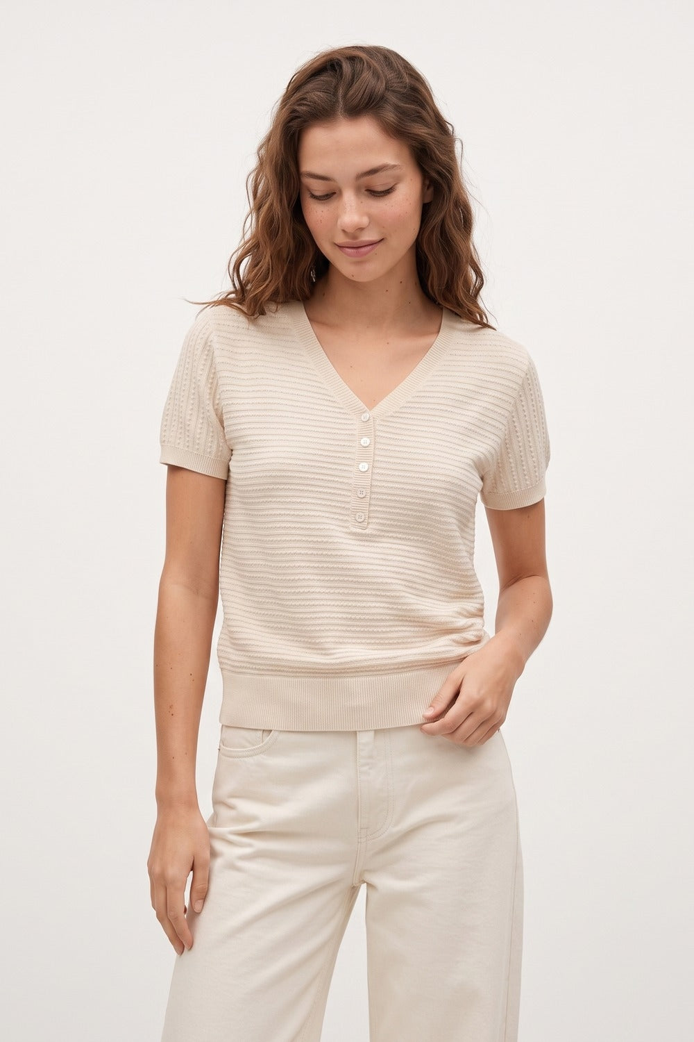 Pull à manches courtes en maille fine texturée avec détails de boutons en beige
