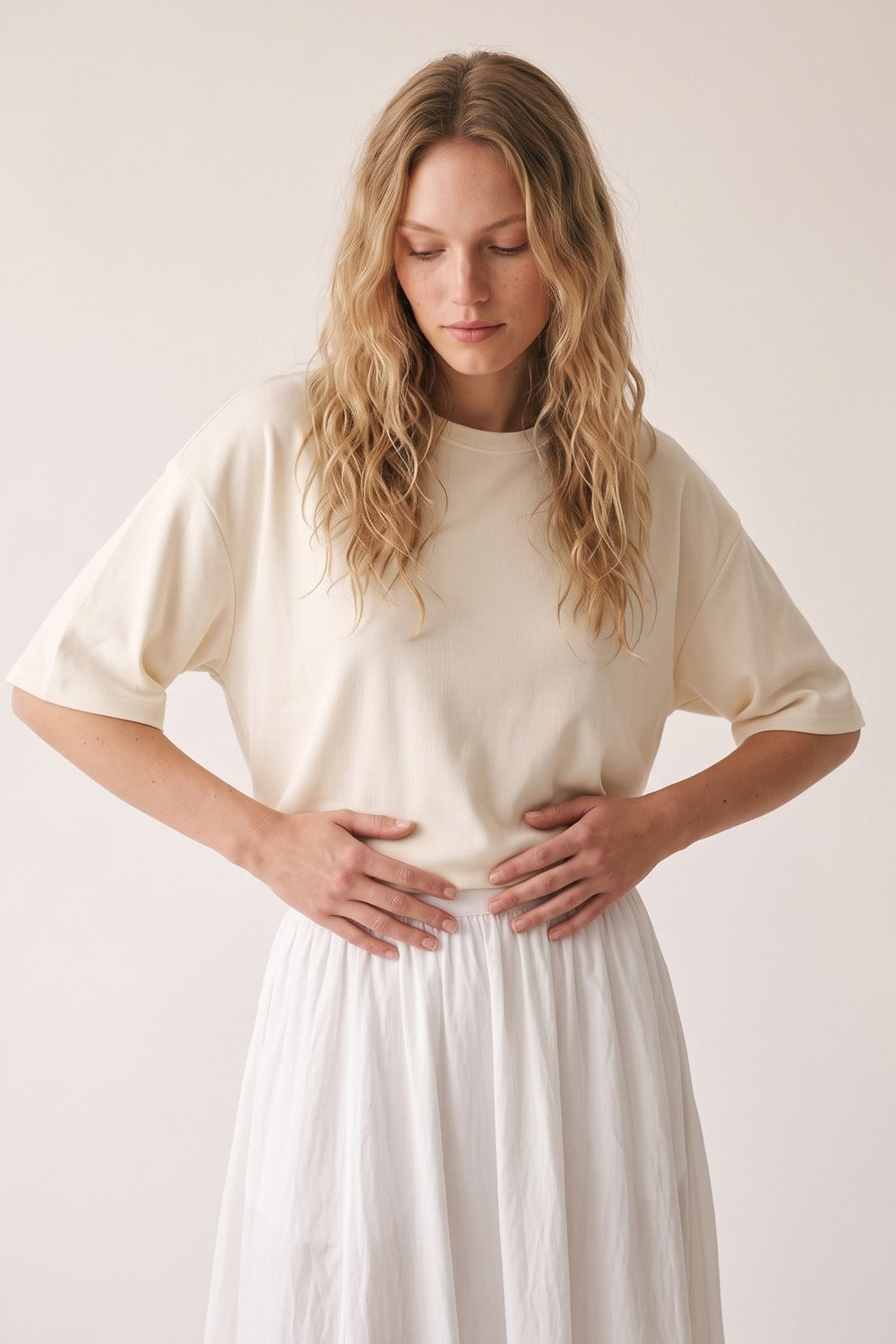 Sweat-shirt crème à manches courtes et coupe décontractée avec col rond