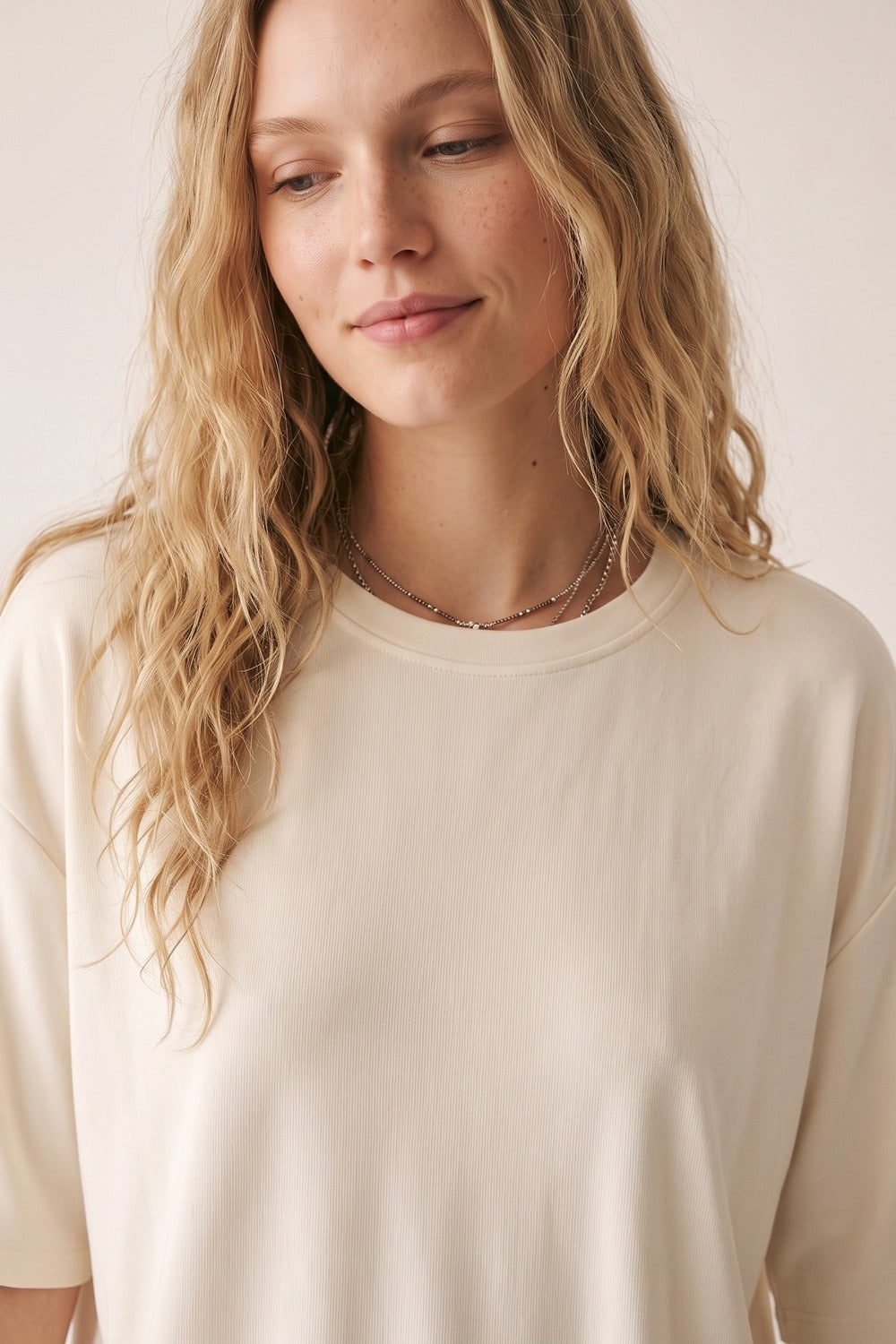 Sweat-shirt crème à manches courtes et coupe décontractée avec col rond