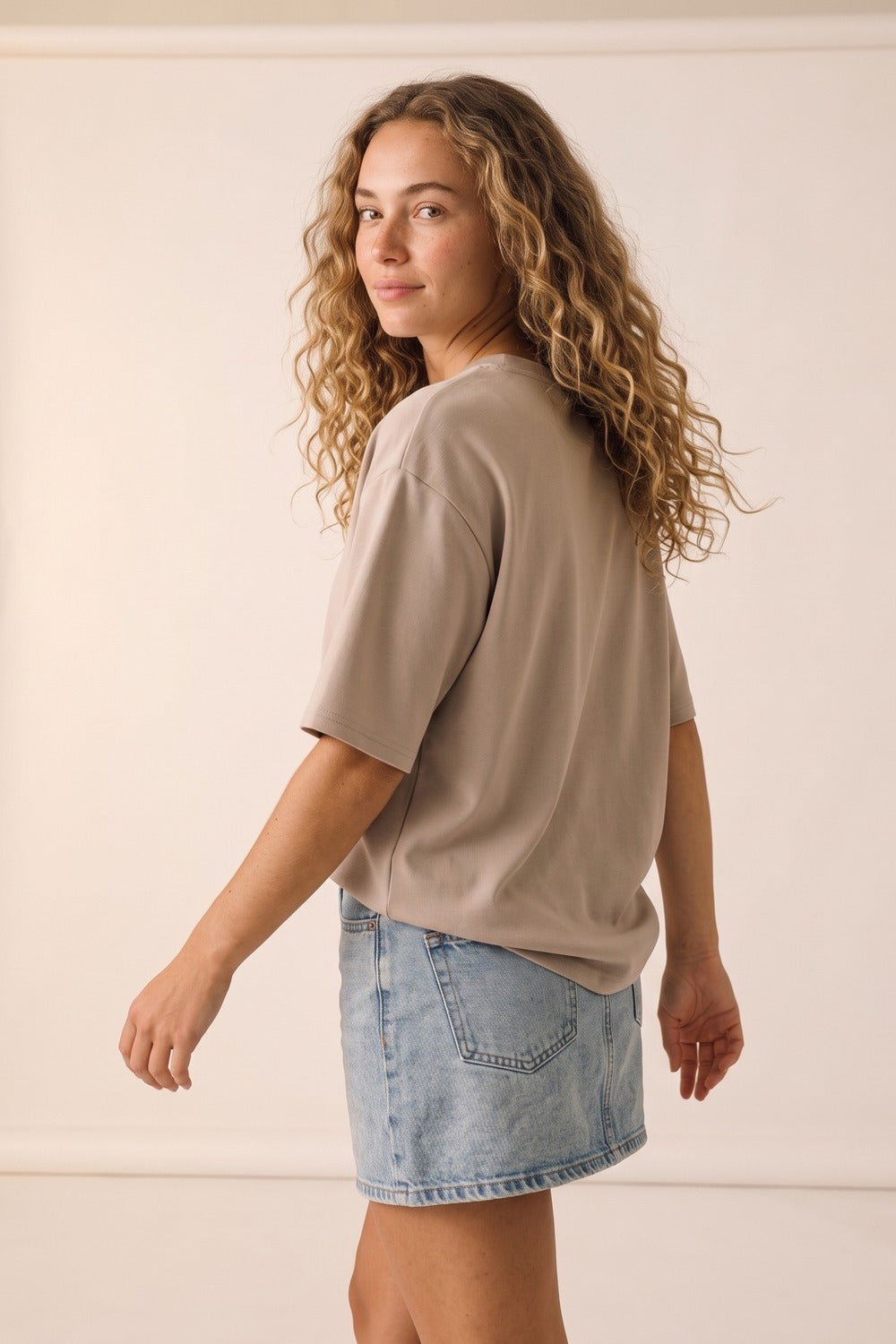 Sweat-shirt à manches courtes et col rond en coupe décontractée couleur beige