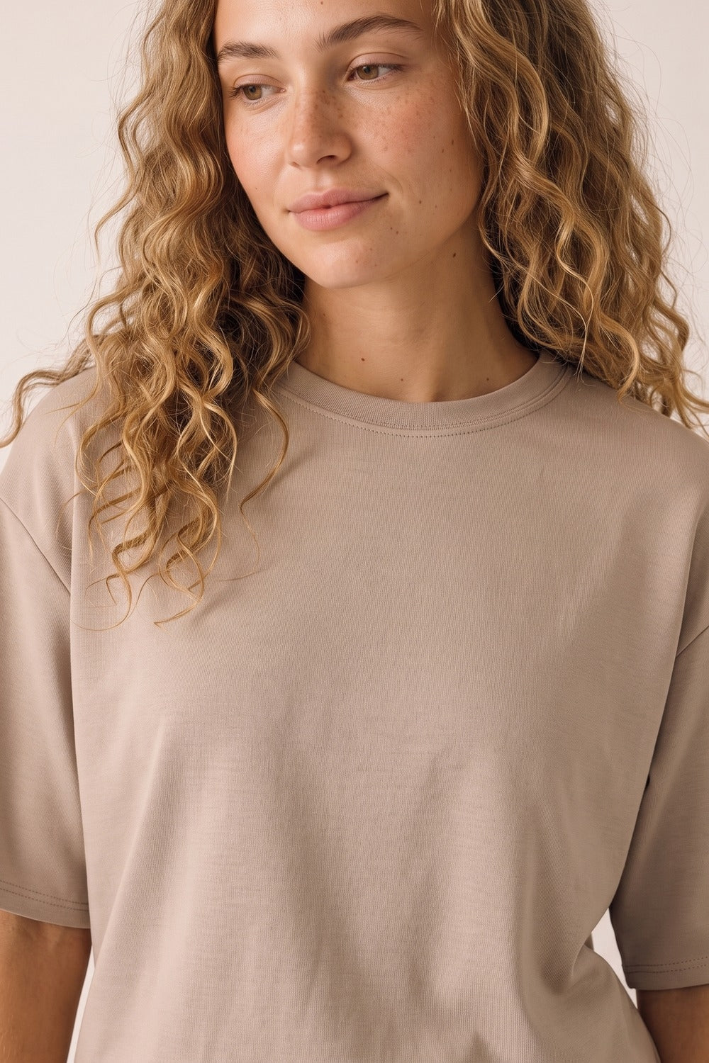 Sweat-shirt à manches courtes et col rond en coupe décontractée couleur beige