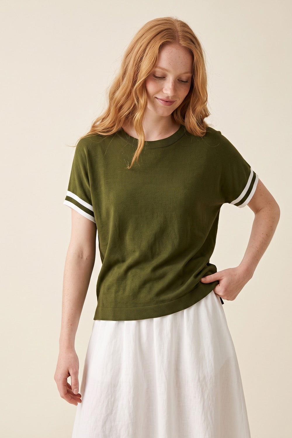 Pull en maille fine vert olive avec poignets rayés