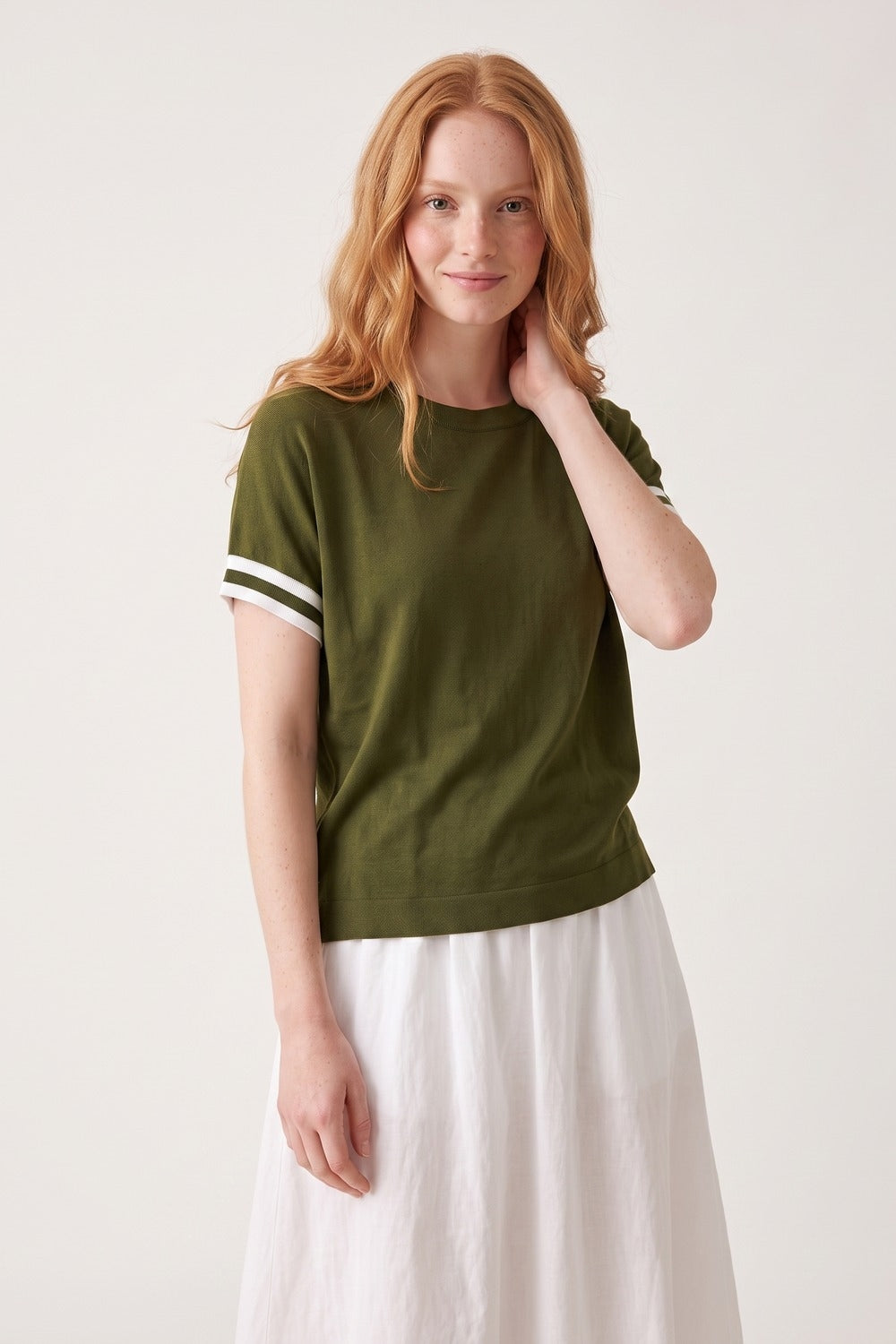 Pull en maille fine vert olive avec poignets rayés