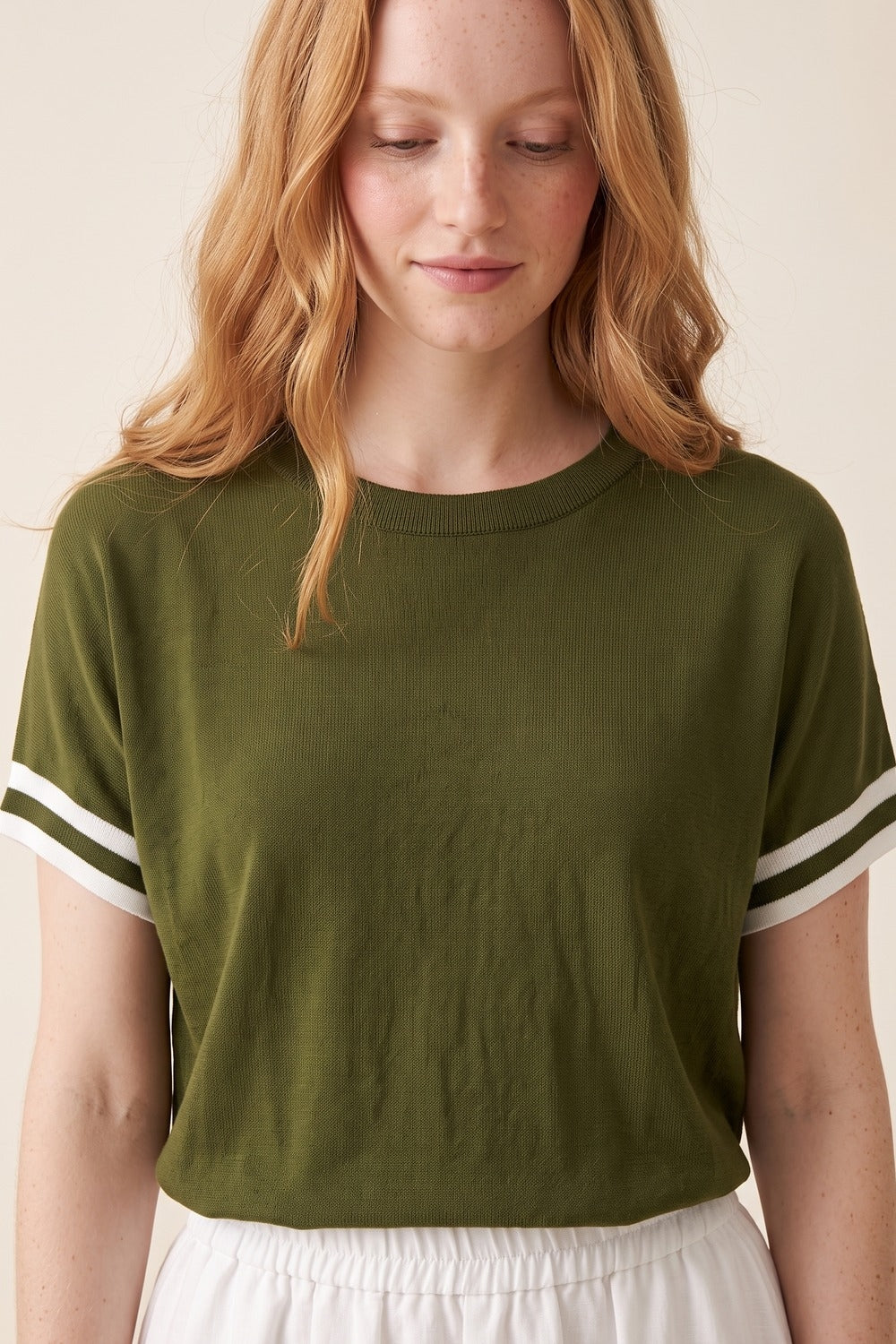 Pull en maille fine vert olive avec poignets rayés