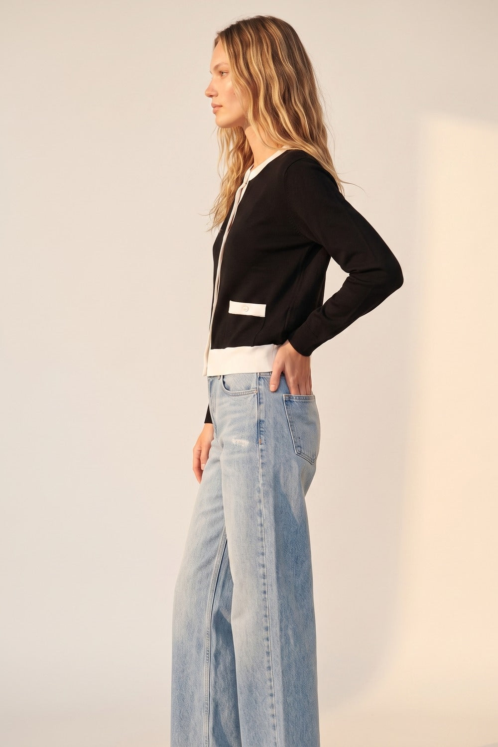 Cardigan à coupe régulière en maille fine avec bordure contrastée couleur noire