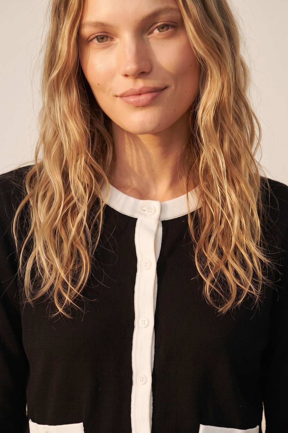 Cardigan à coupe régulière en maille fine avec bordure contrastée couleur noire