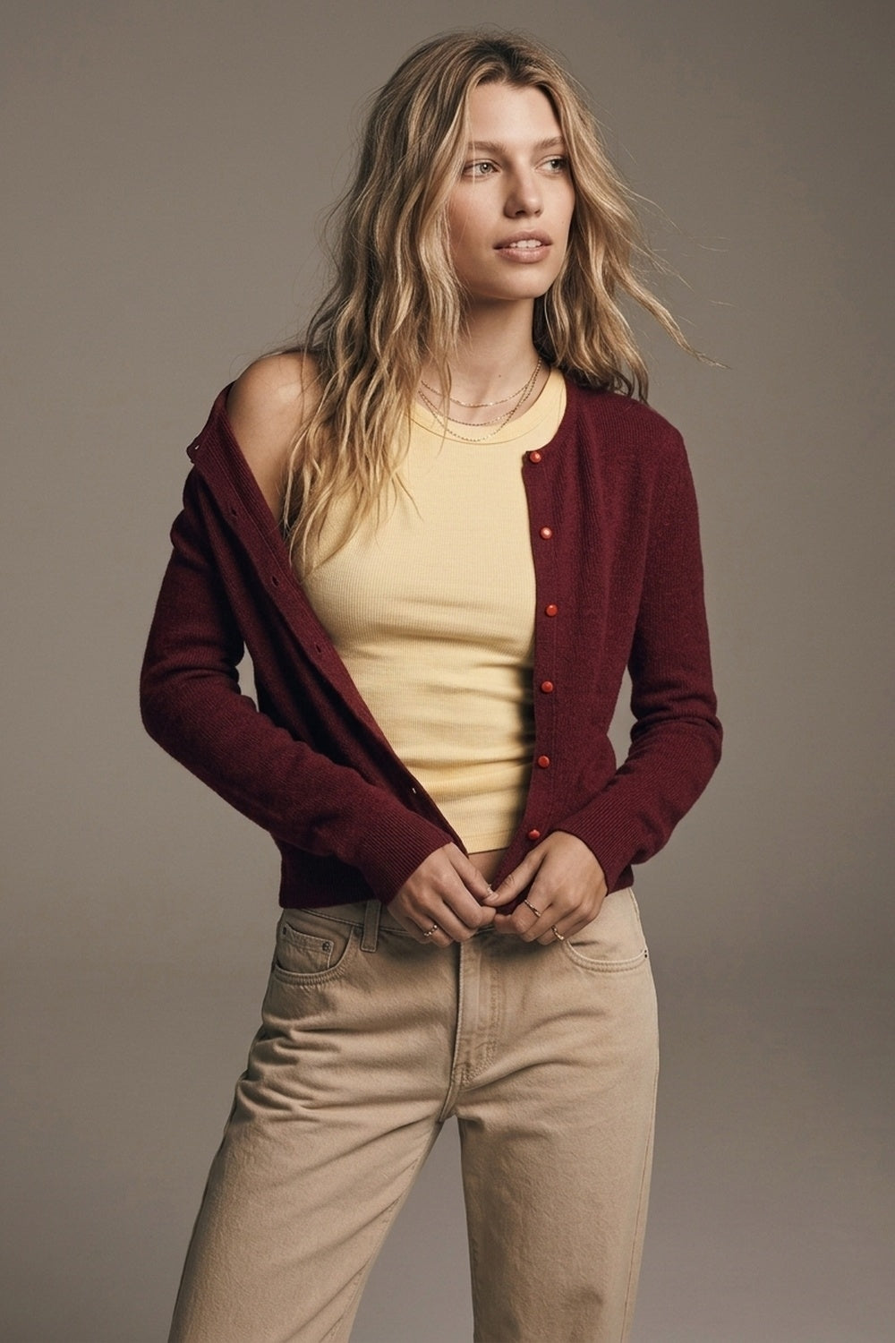 Cardigan coupe régulière à col rond et boutons sur le devant en tricot fin bordeaux