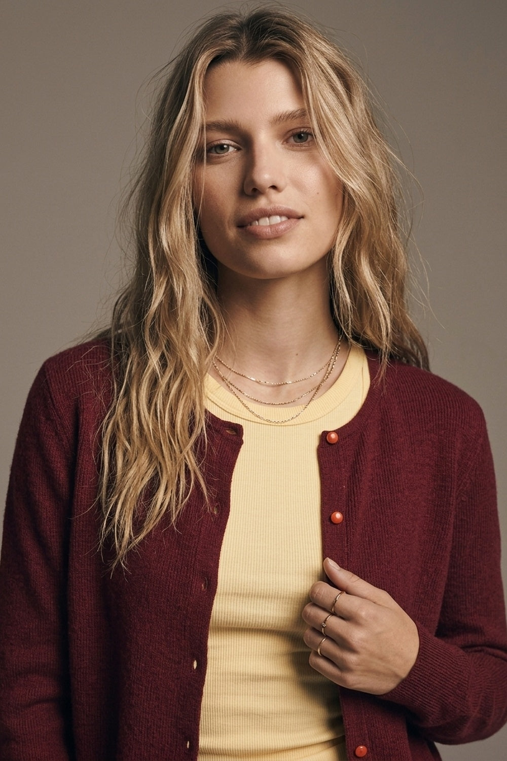 Cardigan coupe régulière à col rond et boutons sur le devant en tricot fin bordeaux