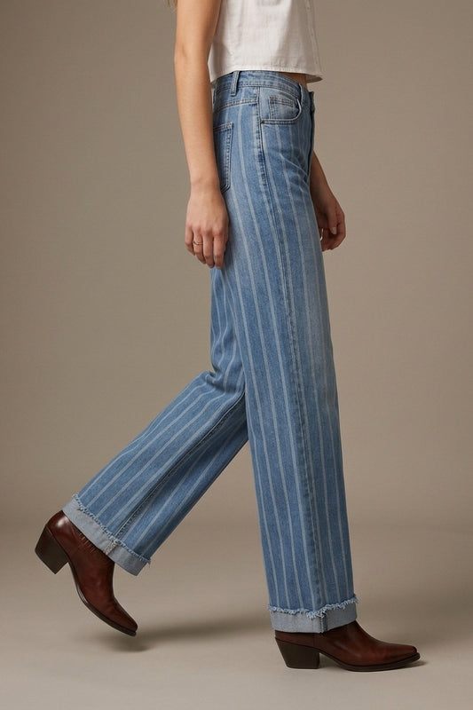 Jean bleu délavé moyen avec design à rayures et jambes larges effilochées