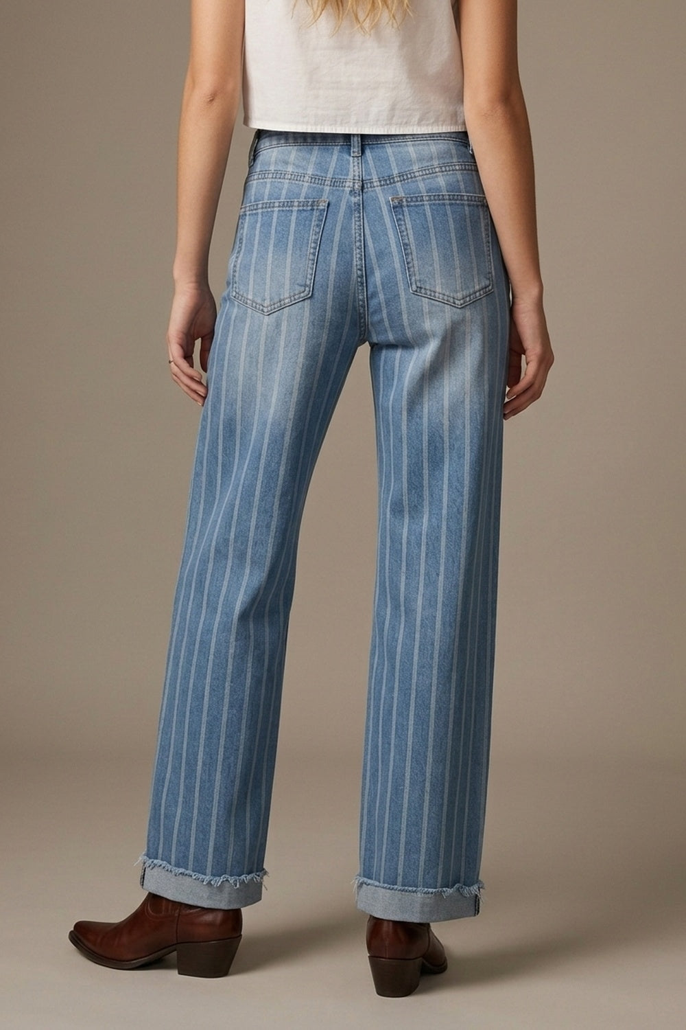 Jean bleu délavé moyen avec design à rayures et jambes larges effilochées