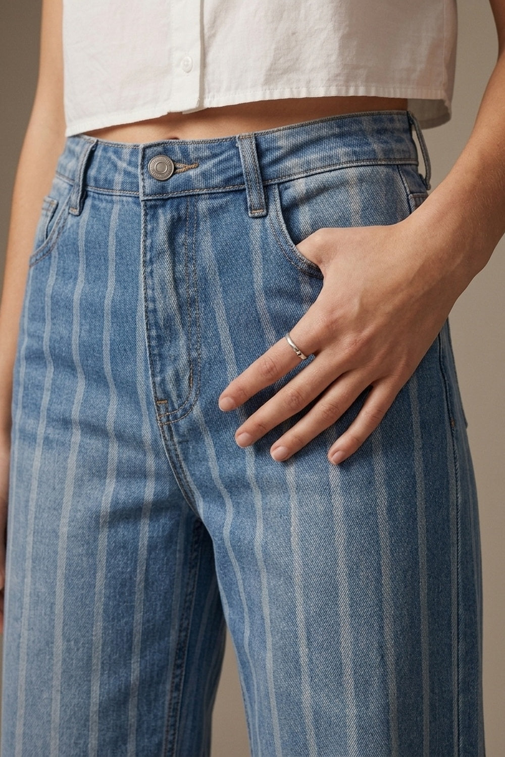 Jean bleu délavé moyen avec design à rayures et jambes larges effilochées