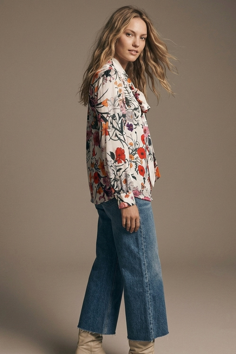 Blouse à manches longues en satin à imprimé floral blanc avec col à nouer