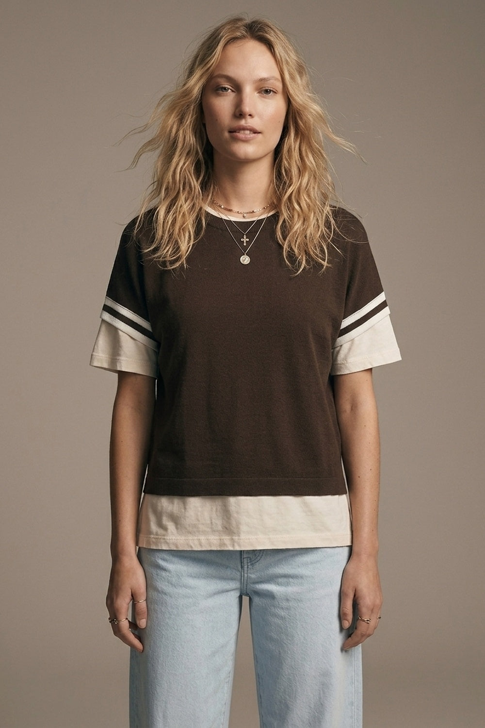 Pull en tricot marron avec détail de manche à rayure blanche