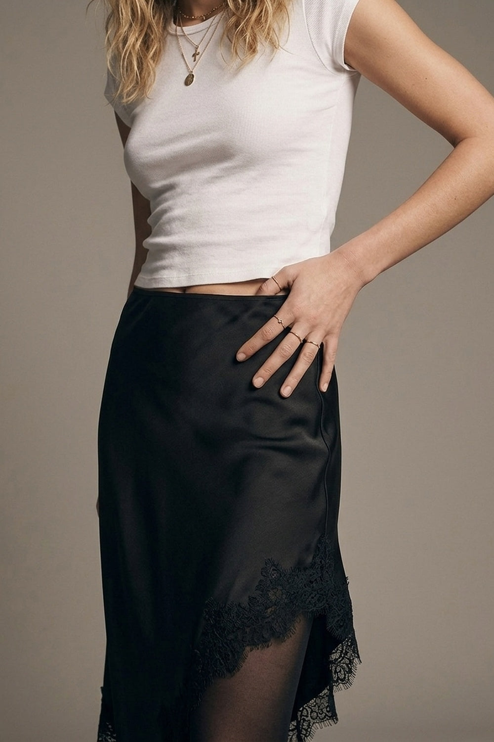 Jupe Midi Asymétrique en Satin Noir avec Bordure en Dentelle